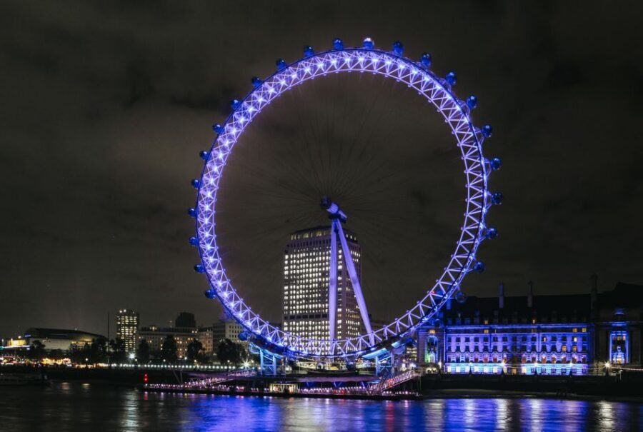 London: River Thames Dinner Cruise - Live singer and optional dancing: how the entertainment really feels