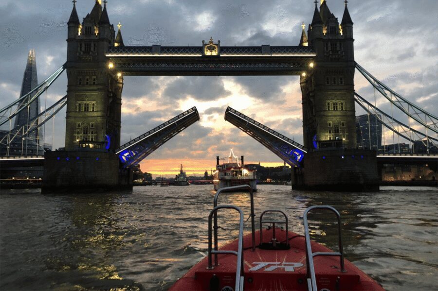London: River Thames Sunset Speedboat Experience with Drink - What 35 mph does to London’s skyline at night