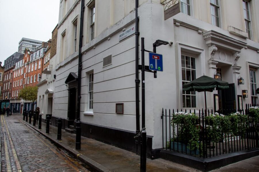 London: Rock 'n' Roll History Tour - Abbey Road crossing: the photo stop that actually delivers