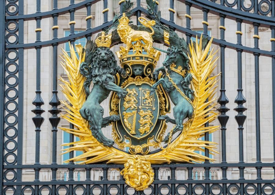 London Royal Tour - Buckingham Palace Entry - 12 guests 2,5h - Green Park: the quiet contrast that makes the royal drama stand out