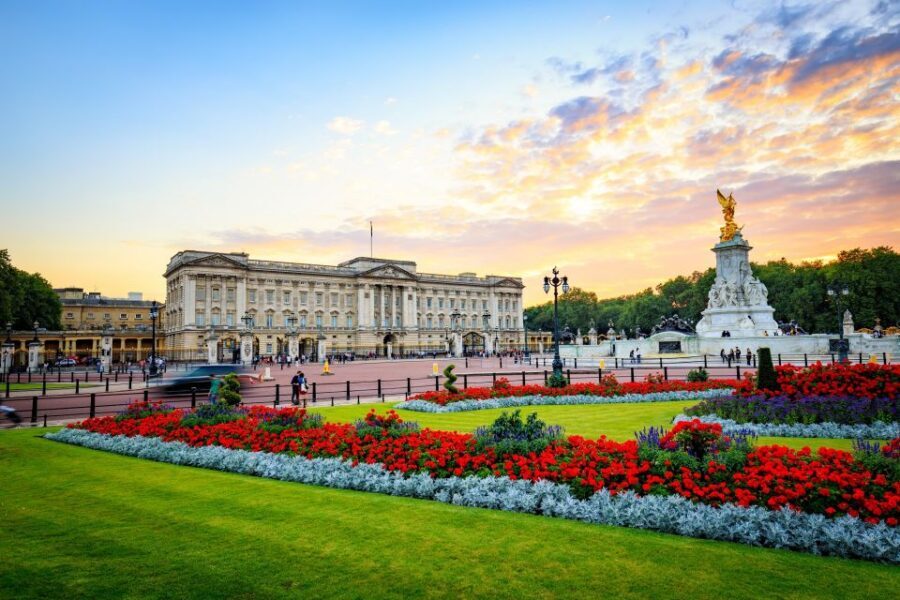 London: Royal Tour with Afternoon Tea at the Rubens - What to watch for: meeting point, ceremony days, and attraction admissions