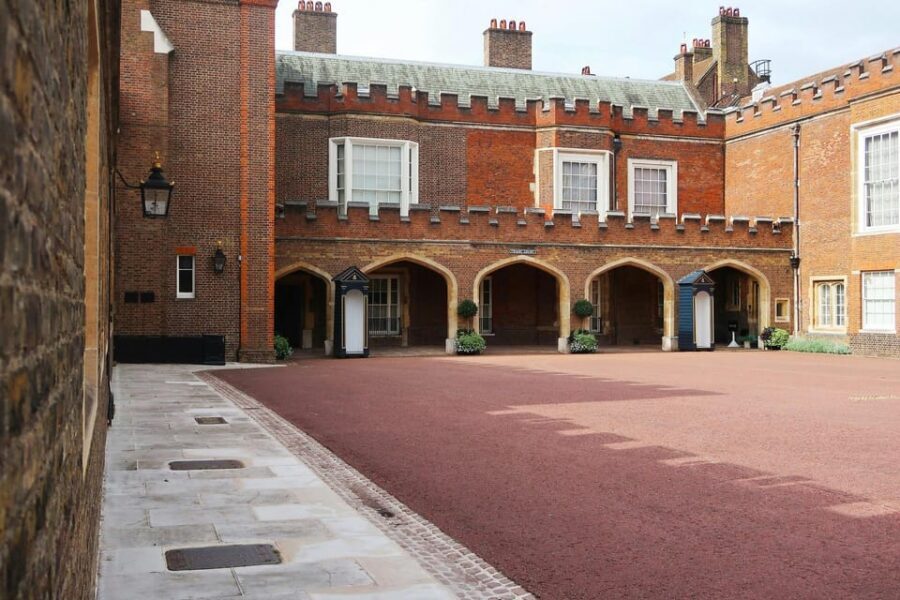 London: Royal Walking Tour with Guard Change & Royal Mews - Key moments on this Royal tour