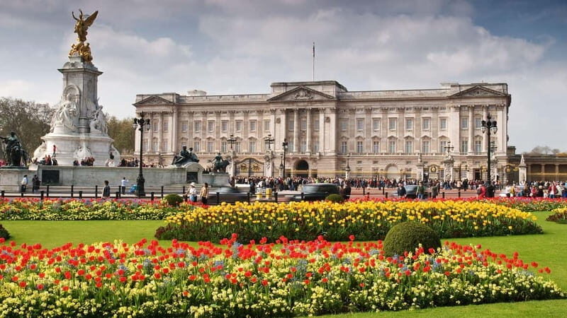 London Royal Walking Tour - Piccadilly Circus to Jermyn Street: street energy plus British style