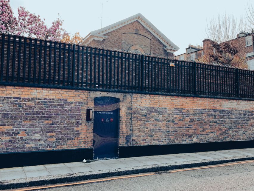 London: Secrets of Freddie Mercury Tour with a Cocktail - Key things you’ll notice on this tour