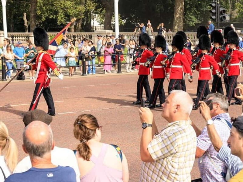 London: See 30+ Top Sights and Eat 8 British Foods Tour - The Historic Pub Meal and Borough Market: Where the Day Turns from Sightseeing to Eating