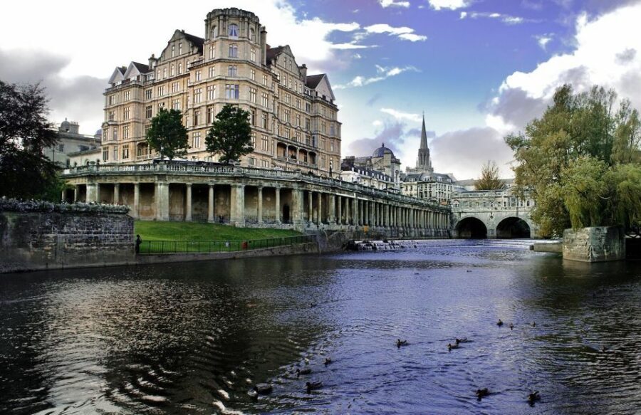 London: Stonehenge, Stratford-Upon-Avon, and Bath Day Trip - Victoria Coach Station: getting on the right bus without stress