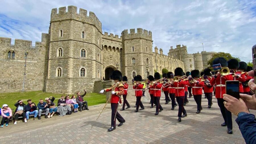 London: Stonehenge, Windsor Castle, Bath, Lacock & Pub Lunch - A Royally Packed Day Out: How the Coach Schedule Really Feels