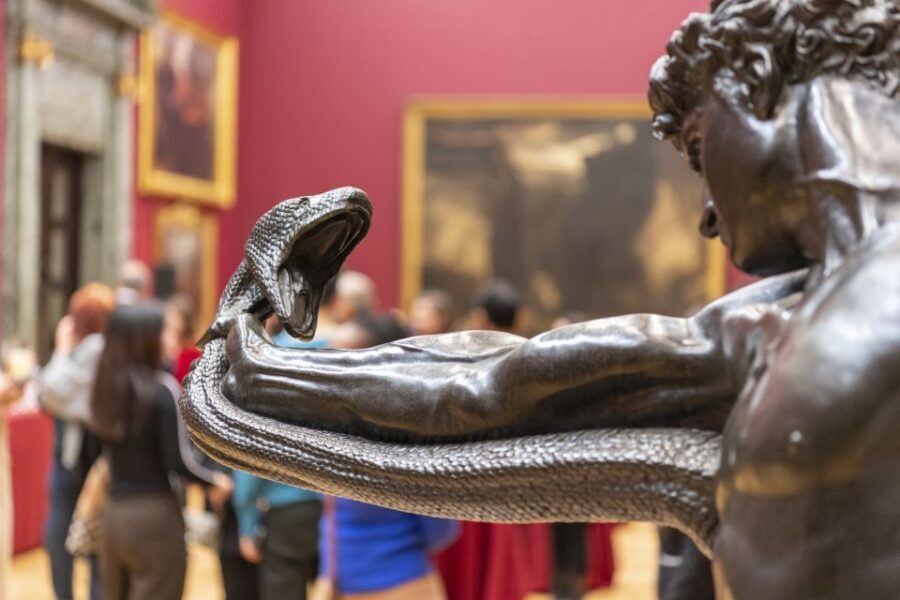 London: Tate Britain Official Discovery Tour - Finding the Manton Entrance and getting seated for the tour