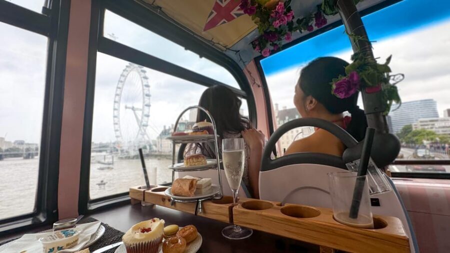 London: Taylor Swift-Inspired Afternoon Tea Bus Tour - Singing Taylor Swift on wheels: the music and the dress-up factor