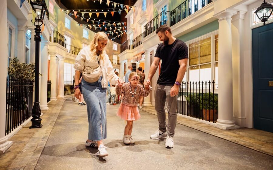 London: The Paddington Bear Experience - Live performances and video: how the action keeps moving
