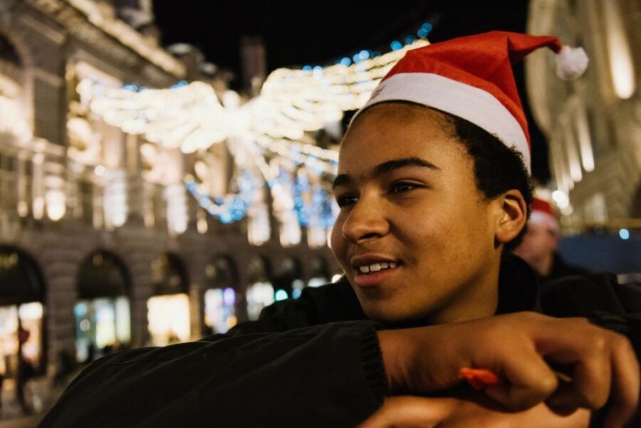 London: Tootbus Christmas Lights Tour incl walking tours - Live English guide + 10-language audio: what you’ll hear and how to manage it