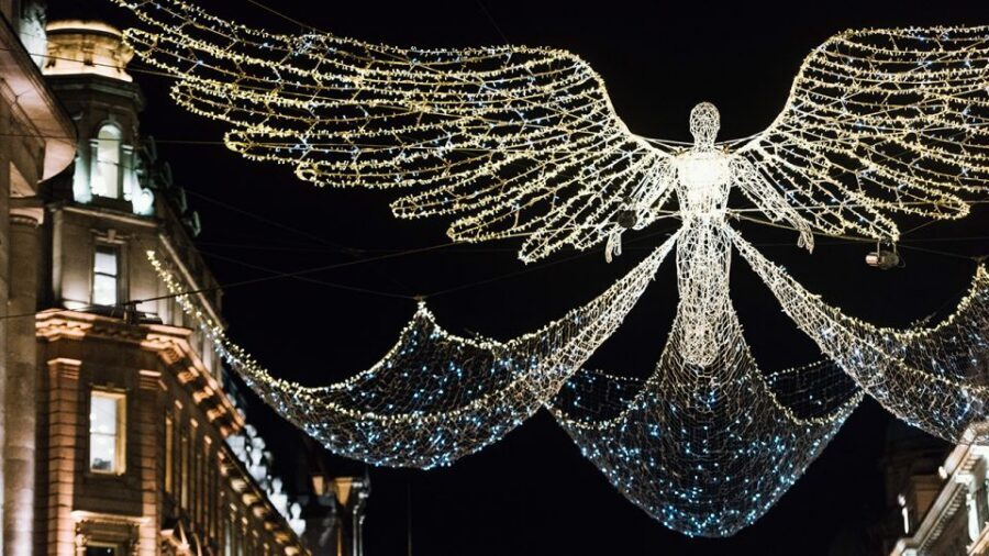 London: Tootbus Christmas Lights Tour incl walking tours - The Tootbus app, Christmas playlist, and audio-guided walking tours