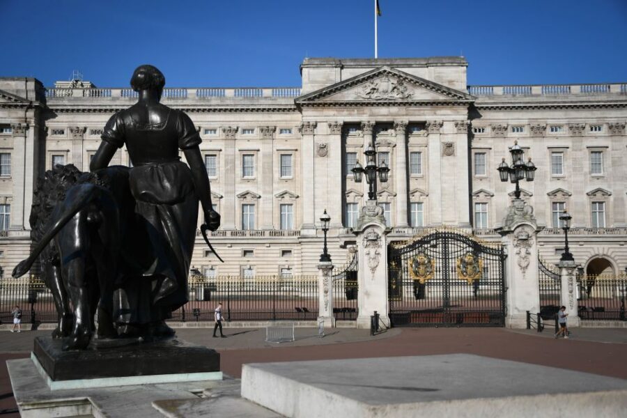 London: Top 30 Sights Walking Tour and Clink Prison Entry - Meet outside the Ritz: finding the group by Green Park