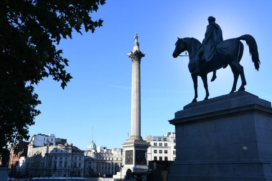 London: Top 30 Sights Walking Tour and Clink Prison Entry - Royal London: Green Park, Buckingham Palace, and the Changing of the Guard