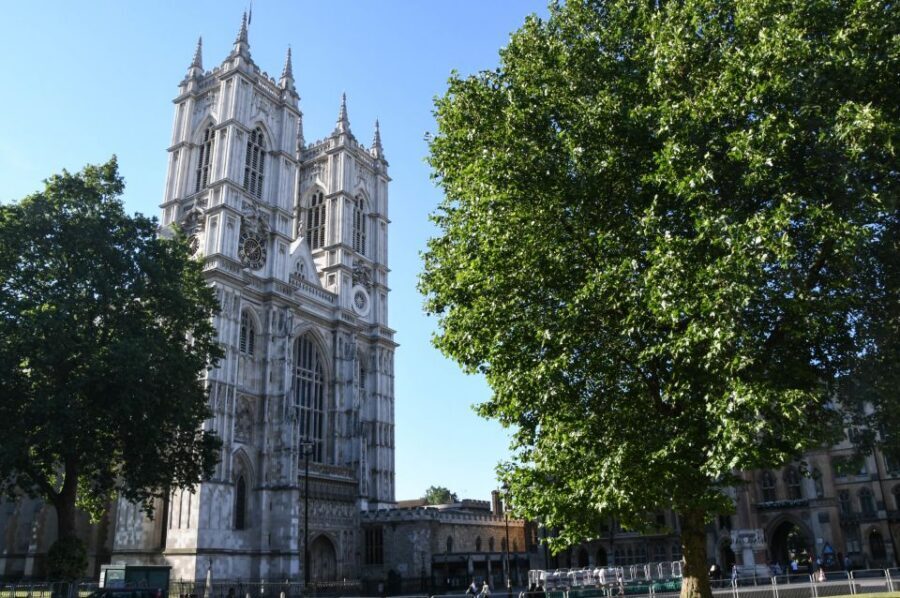 London: Top 30 Sights Walking Tour and London Dungeon Entry - Southbank Centre, St Paul’s, and Borough Market: London with character