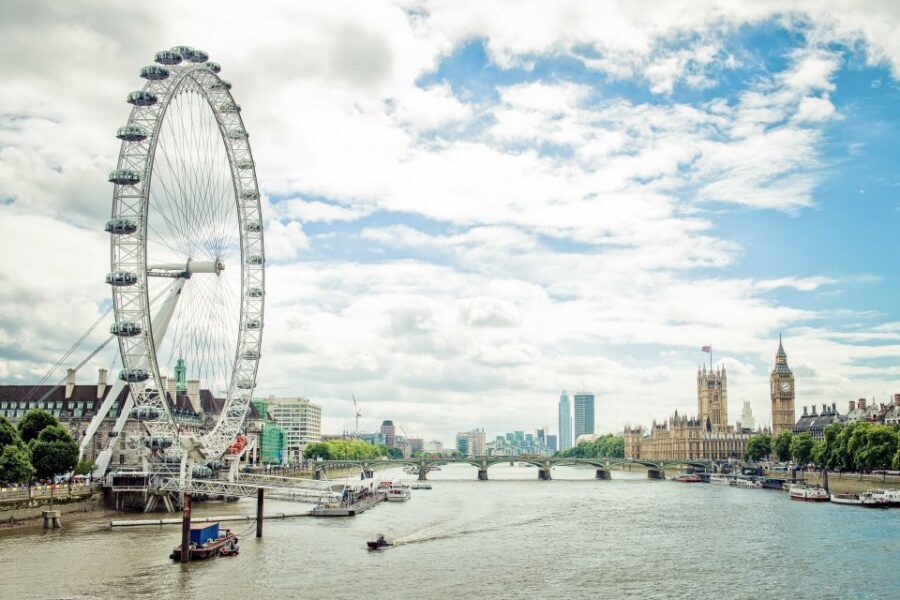 London: Top 30 Sights Walking Tour & St Pauls Cathedral - Trafalgar Square and Whitehall: statues, power, and the quick stories