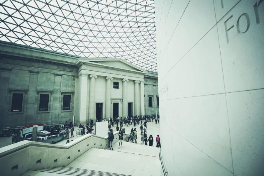 London: Tour of the British Museum - Outside the museum: the building as your first lesson