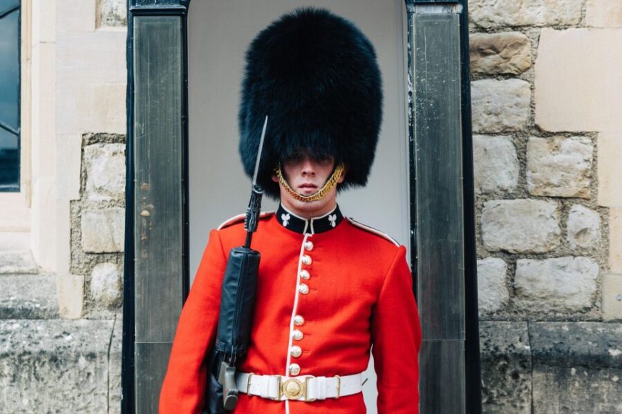 London: Tour with Private Guide - A 3–4 hour private walk that starts at your pickup point