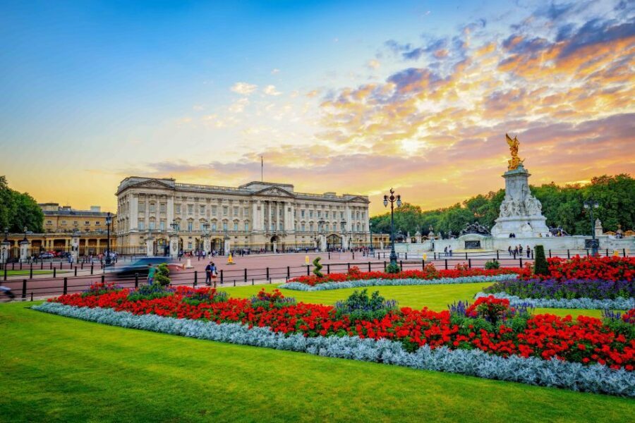 London: Tower, Cruise, & Harrods Tea Full-Day Experience - Buckingham Palace and the Changing of the Guard: parade day or photo day