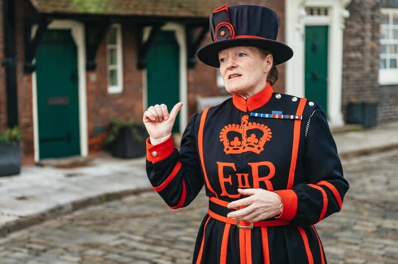 London: Tower of London Early Access w/ Beefeater and Jewels - Your guided start: who the Beefeaters are and why they matter