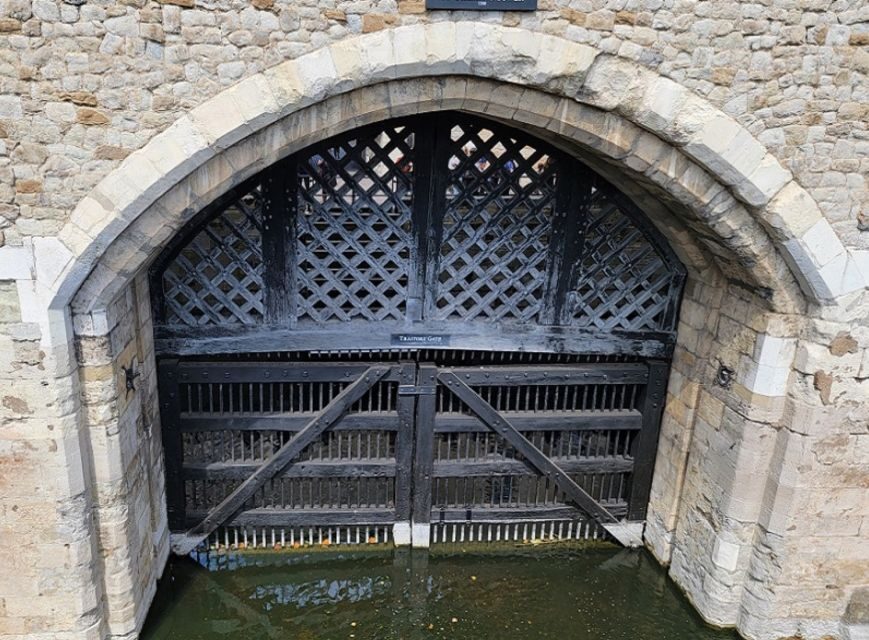 London: Tower of London Guided Tour with Boat Ride - The Jewel House and Crown Jewels: short time, big payoff