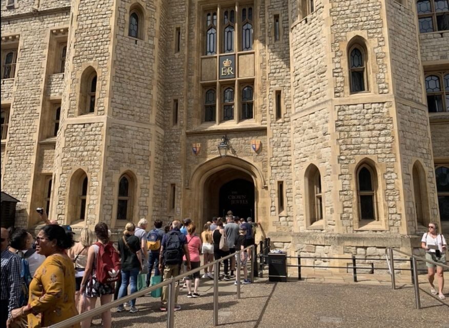 London: Tower of London Guided Tour with Boat Ride - Inside the Tower of London: the route that keeps the story straight