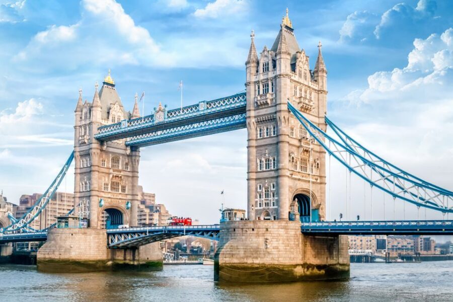 London: Tower of London Guided Tour with Crown Jewels Option - Private vs group options: match the format to your pace