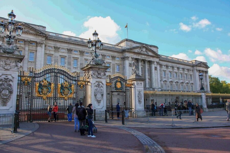 London: Tower of London, Thames Boat & Changing of the Guard - A 3.5–4 Hour Morning That Packs Real London