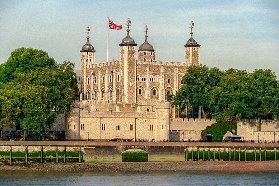 London: Tower of London, Thames Boat & Changing of the Guard - Changing of the Guards: Foot Guards, Horse Guards, and How You’ll See It