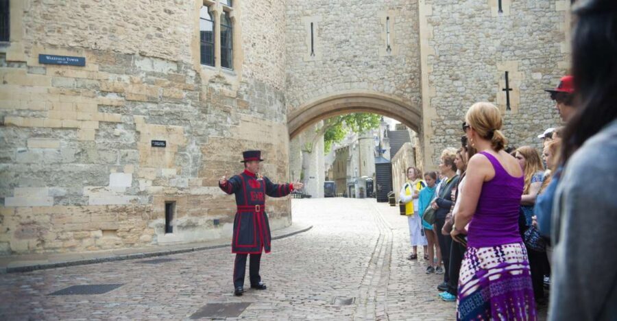 London: Tower of London, Thames Boat & Changing of the Guard - Meeting at Tower of London and Getting the Head Start