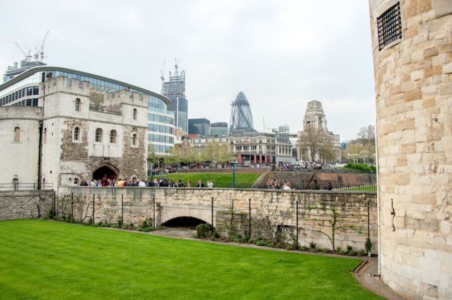 London: Vintage Bus Tour and London Eye Ticket - Photo Stops at Westminster Abbey and the Tower Area (Quick Wins for Photos)