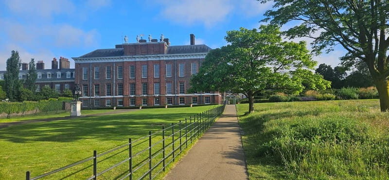 London: VIP Kensington Palace Gardens Tour & Royal High Tea - What you actually see inside: State Apartments and audio-guided context