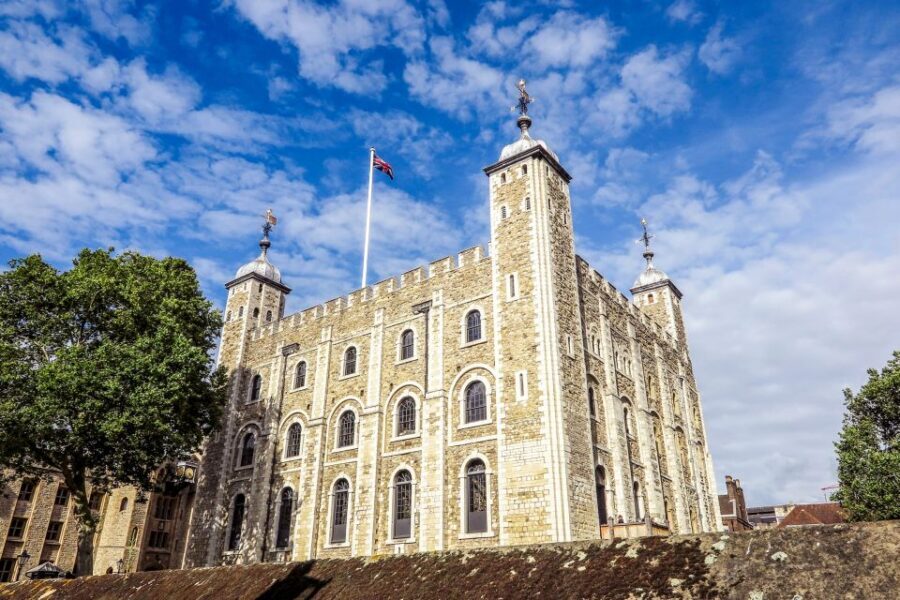 London: VIP Tower of London & Tower Bridge Early-Access Tour - Yeoman Warders opening ceremony: the 700-year-old moment