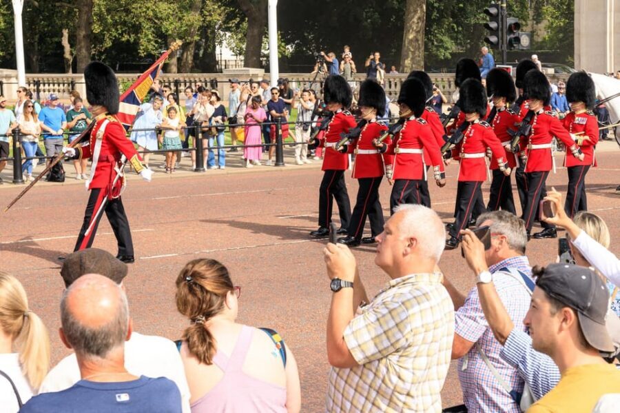 London: Walking Tour & Westminster Abbey Skip-the-Line Entry - Buckingham Palace and the big-picture Royal Mile