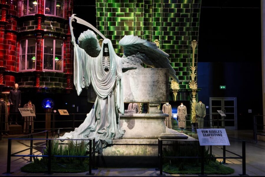 London: Warner Bros. Studio Harry Potter Tour with Transfers - Privet Drive, Costume Close-Ups, and the Platform 9¾ Photo Hit