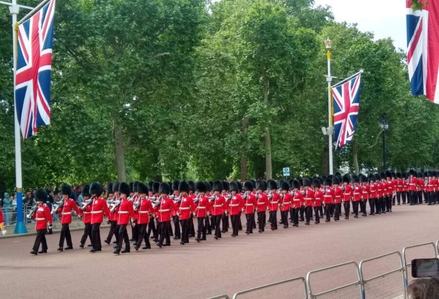 London: Westminster Abbey & Churchill War Rooms Walking Tour - From Green Park to Buckingham Palace: the royal stretch you’ll remember