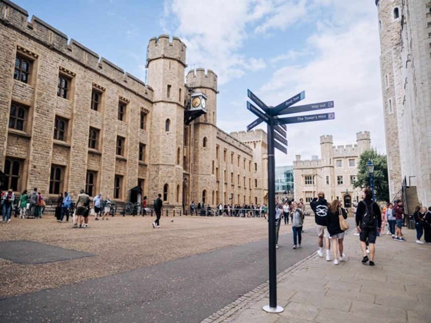 London: Westminster Abbey, Tower of London and Boat Tour - The Changing of the Guard: Where to Stand and What You’re Watching