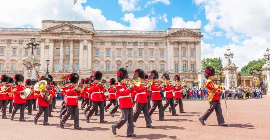 London: Westminster and Changing of the Guard Tour - Buckingham Palace Photo Stop: More Than a Quick Snap