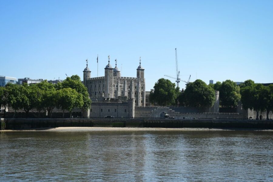 London: Westminster Walking Tour & Westminster Abbey Visit - Buckingham Palace to Trafalgar Square: Big Icons, Good Photo Angles