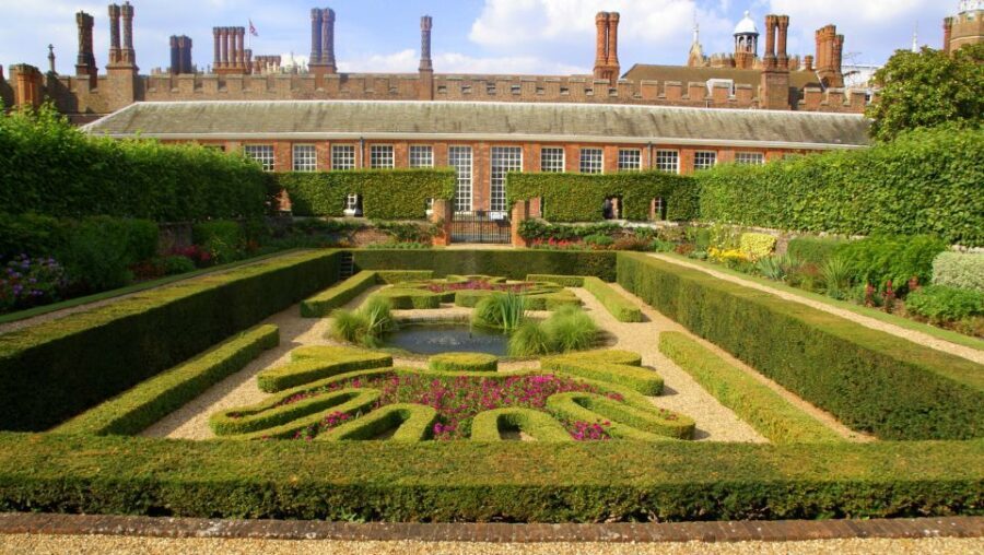 London: Windsor Castle & Henry VIII's Hampton Court Palace - Windsor Castle: the royal weekend world, with real history on-site