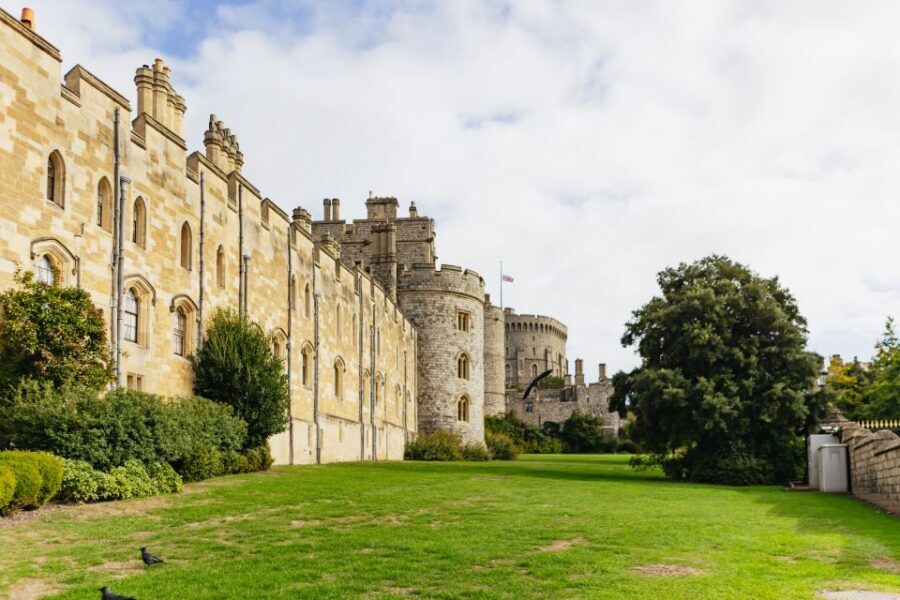 London: Windsor Castle, Stonehenge & Bath Full-Day Tour - Coach Comfort, Headsets, and a Small-Group Pace