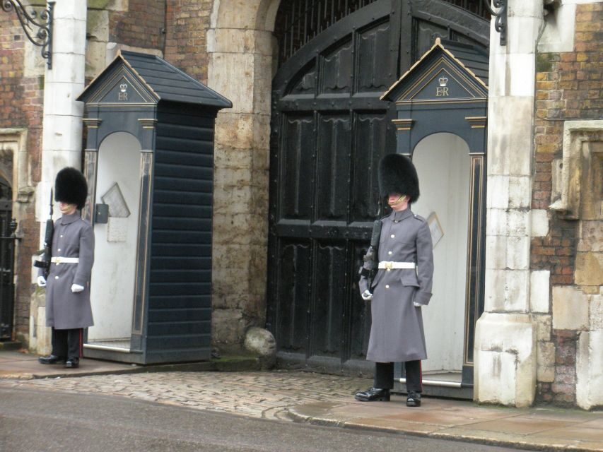 London's Hidden Treasures Tours by Black Taxi Cab - Royal London: Buckingham, Westminster, and the Cow Shed Moment