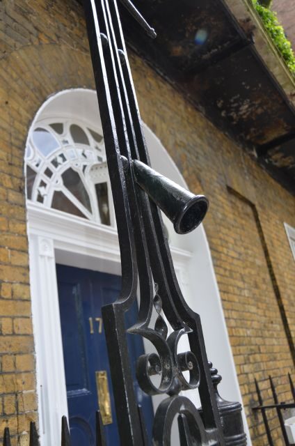 London's Hidden Treasures Tours by Black Taxi Cab - The London Stone and the 2,000-Year-Old Tangent