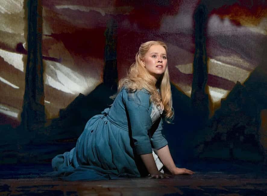 London's West End: Ticket to Les Misérables - Walking into the story: what the staging sets up