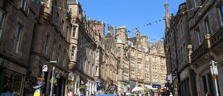 Magic and Legends in Edinburgh: Small Group Walking Tour in French - Getting oriented fast: starting at David Livingstone and walking the core of Old Town
