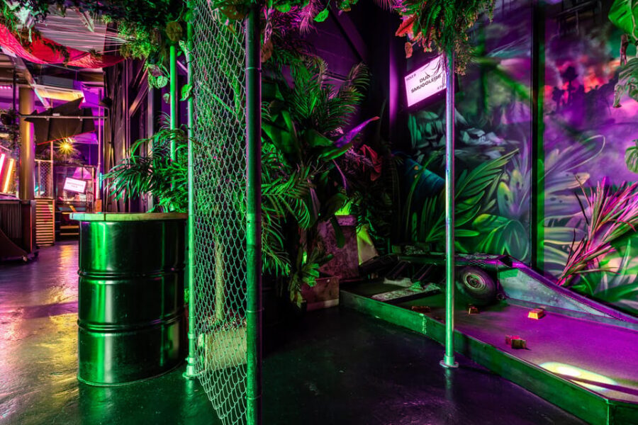 Manchester: Junkyard Golf Club Tickets for 9 or 18 Holes - Bars around the course: when to take a break