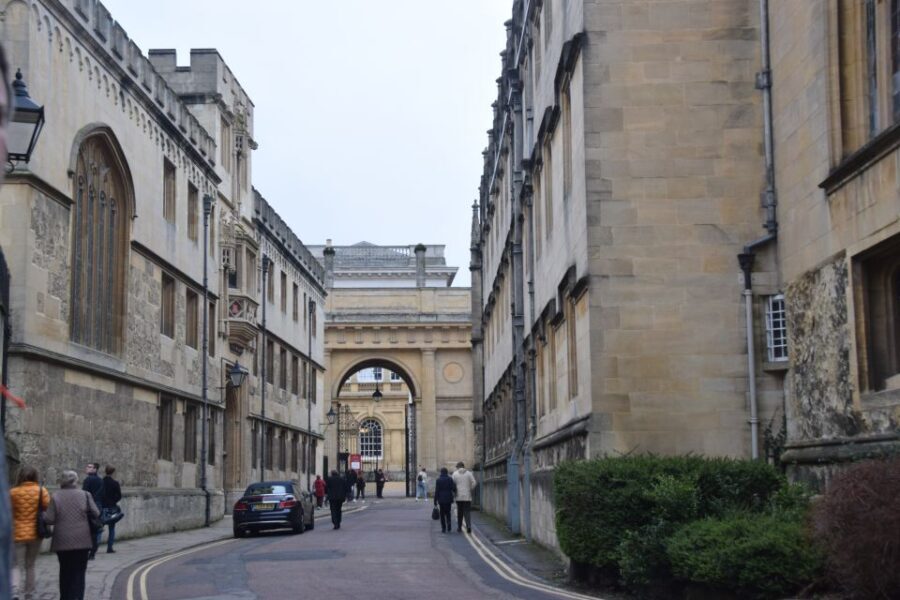 Morse, Lewis and Endeavour Walking Tour of Oxford - Randolph Hotel and the White Horse pub: Oxford in two flavors