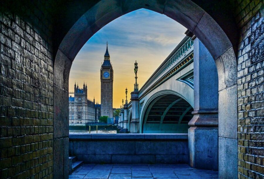 Night Photography Tour in London - The vibe: learning night photography without the chaos