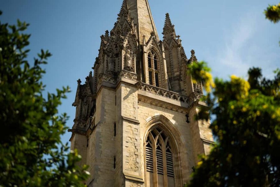 Oxford: Alumni-led Tour & Punt w/ New College Option - Oxford with student energy: how alumni guides change the feel