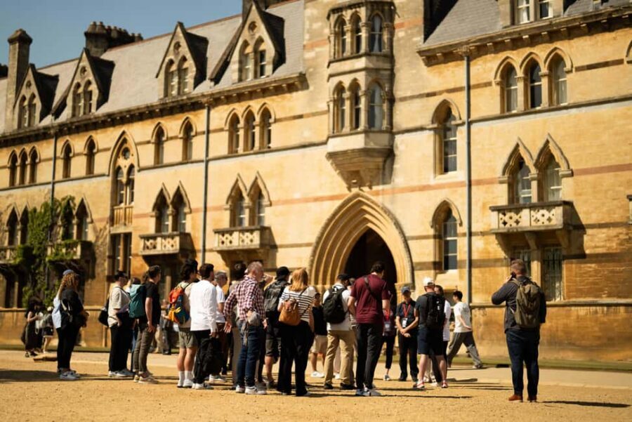Oxford: Alumni-led Walking Tour w/opt New College - Bodleian, Bridge of Sighs, and Radcliffe Square: the Oxford postcard view with real context
